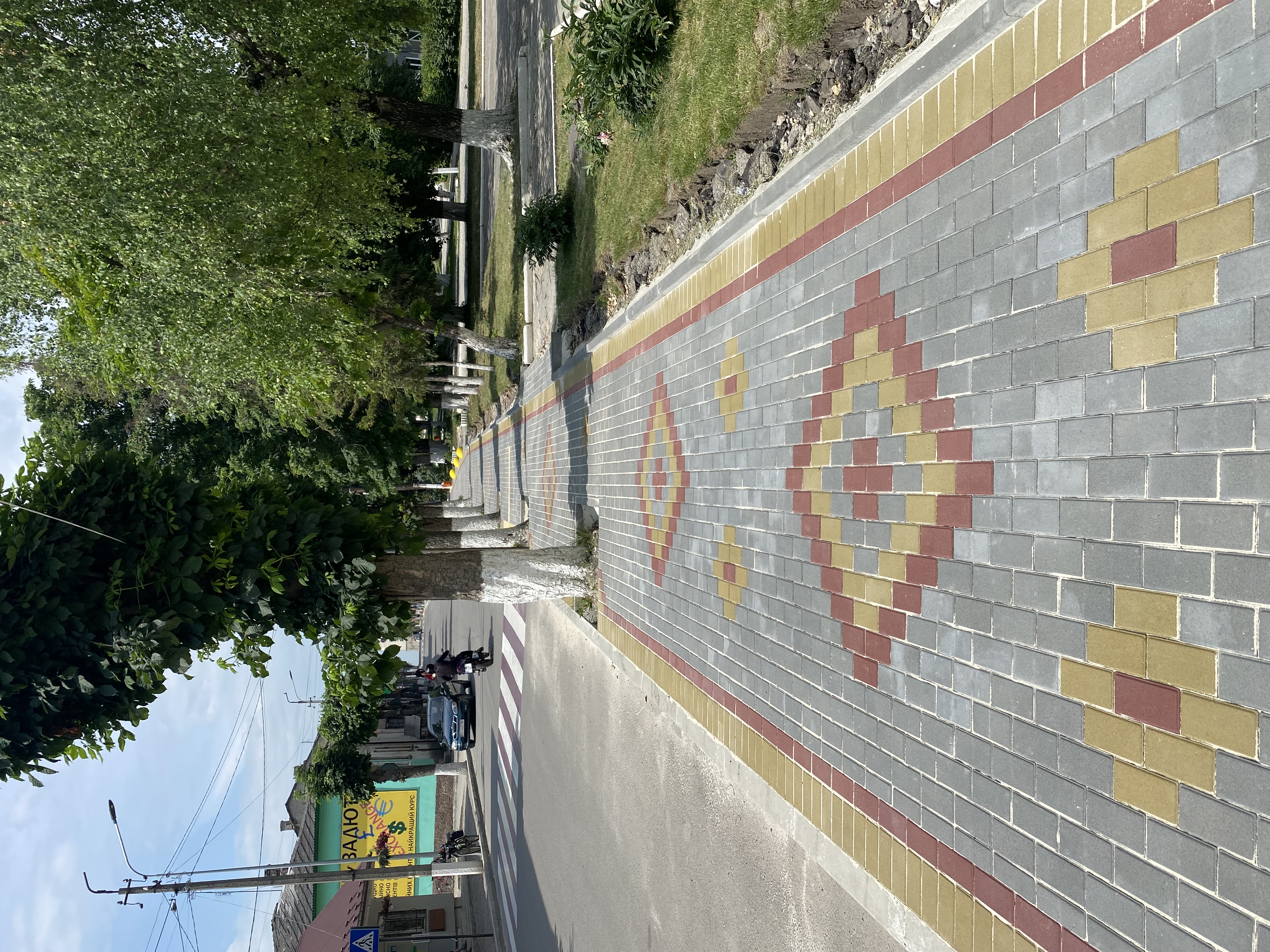 Декоративна стінка з орнаментом